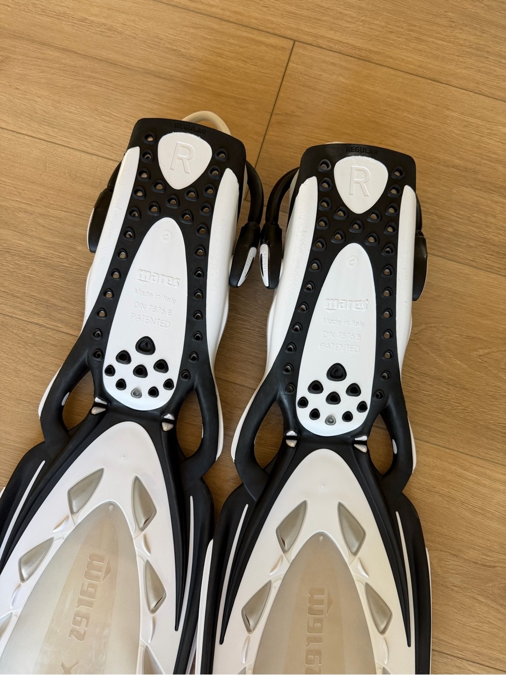 Mares Black & White Swim Fins - Adjustable Open-Heel Snorkel Fins - Picture 4 of 5